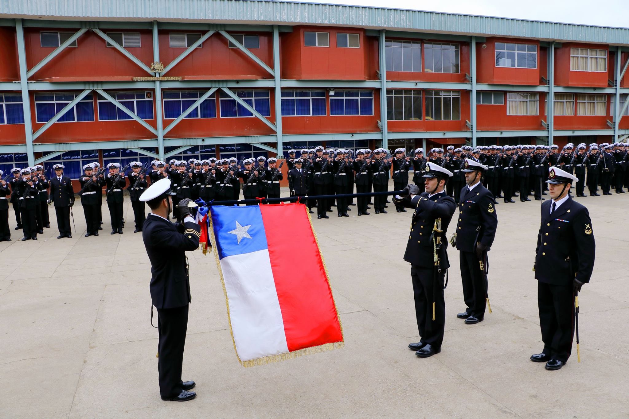 M s de 200 j venes de la Armada juraron a la bandera en Talcahuano