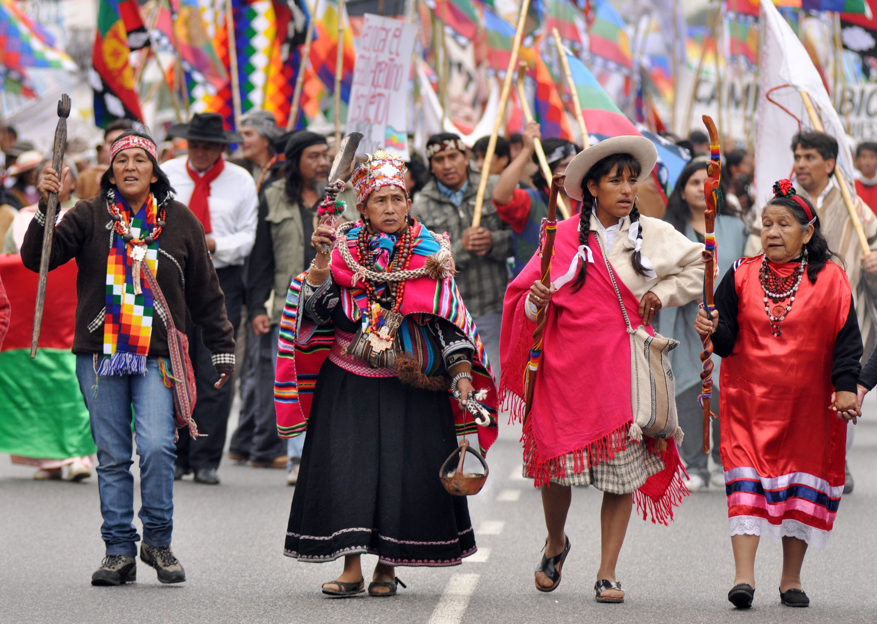 Народы населяющие аргентину их быт. Эквадор население кечуа. Эквадор население 2023. Народы Перу. Венесуэла национальный костюм.