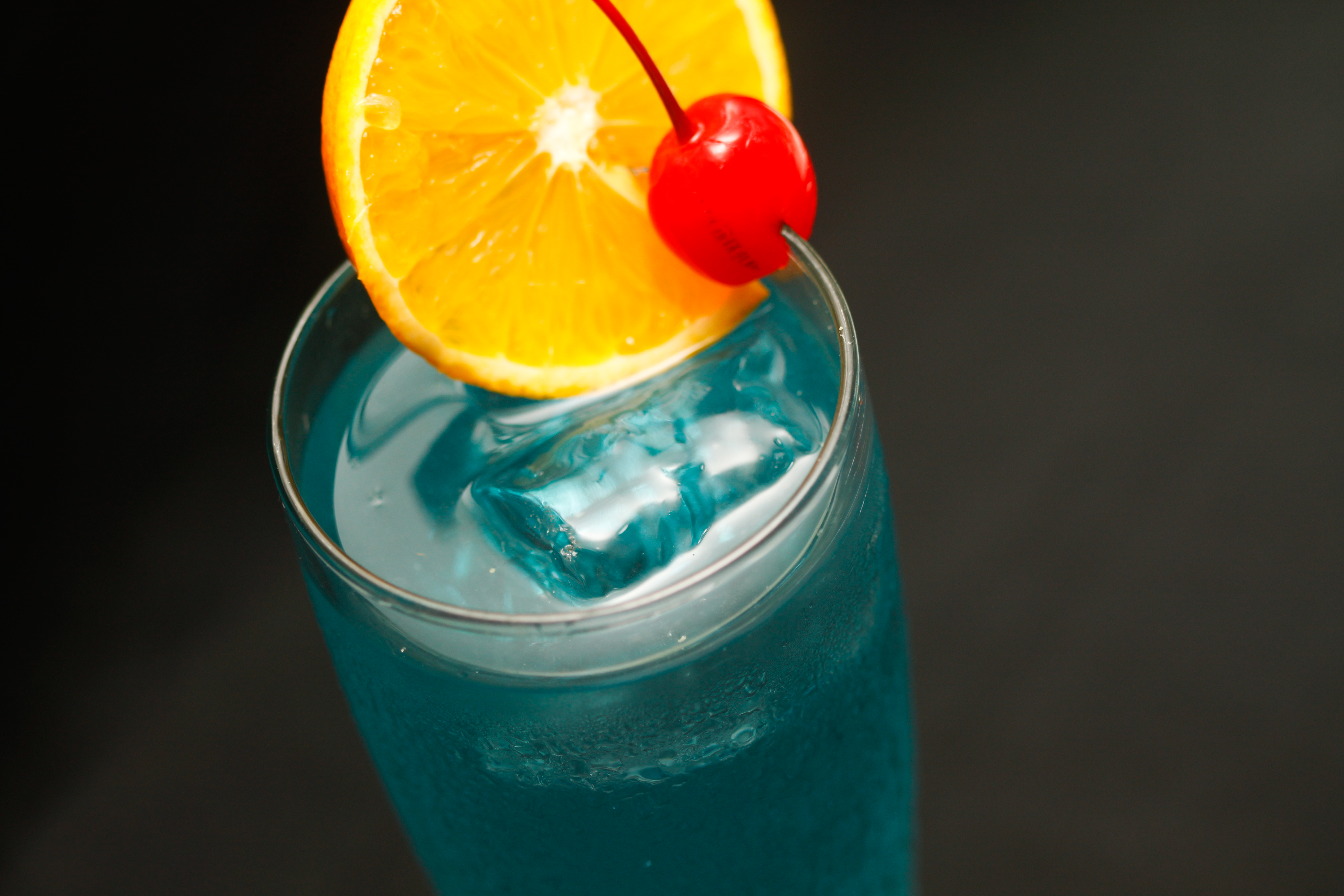 Blue lagoon cocktail. Голубая Лагуна коктейль. Голубая Лагуна напиток. Голубые Гавайи (напиток). Голубые Гавайи коктейль.