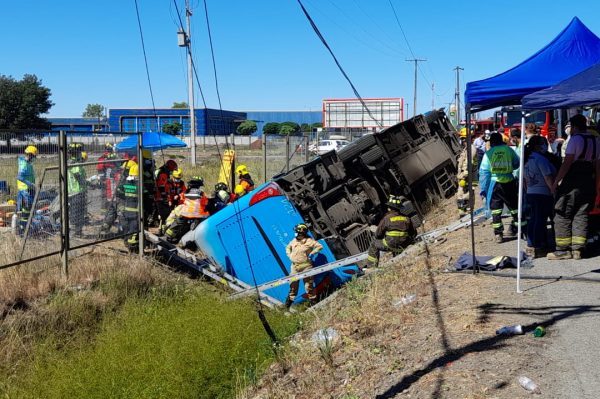 Tragedia: volcamiento de bus en ruta 5 Sur dejó 3 víctimas fatales y al ...
